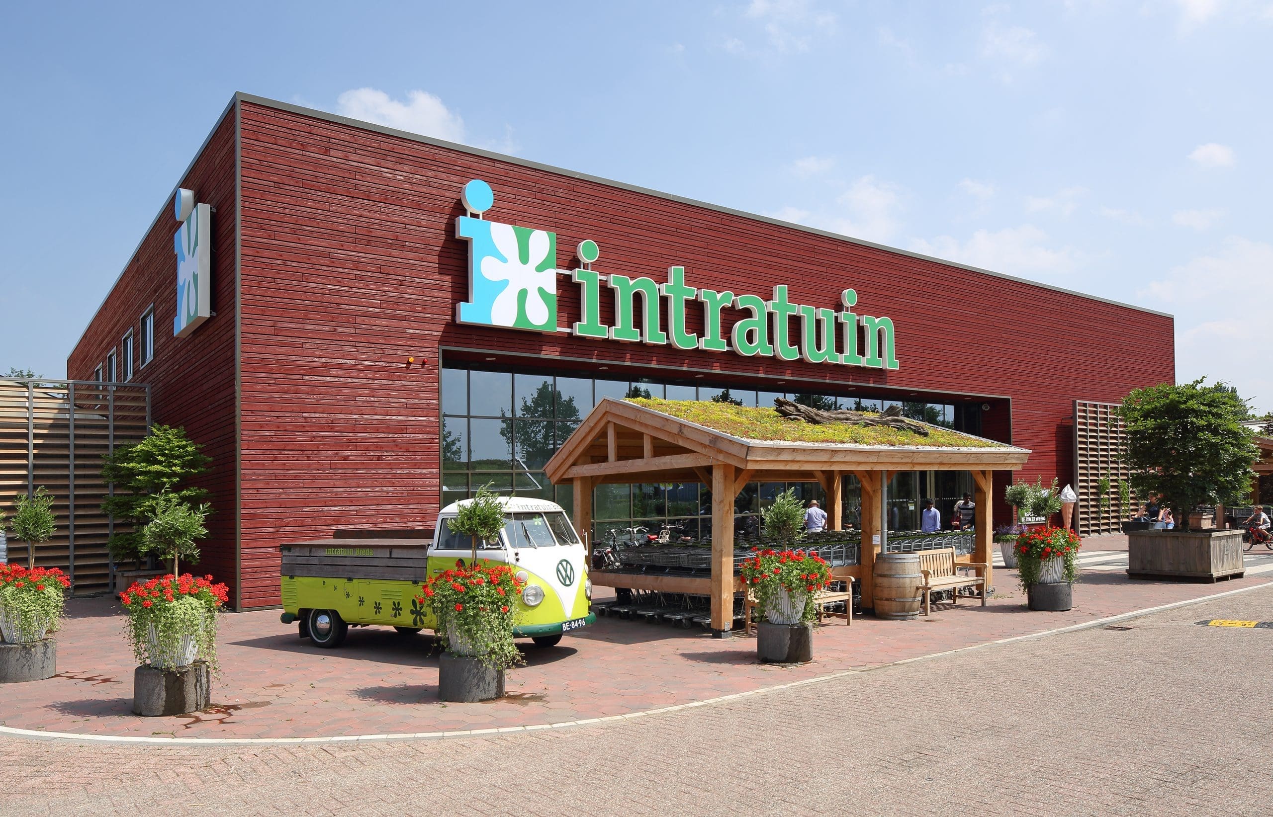 Gevel van Intratuin Breda op een zonnige dag