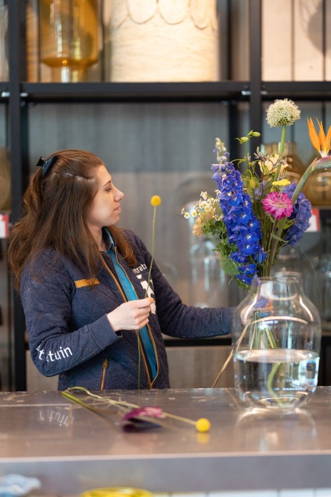 medewerker werkt in het bloem atelier
